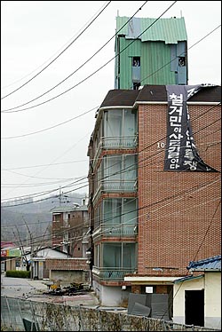 철거민들이 농성을 벌이고 있는 경기도 오산시 세교택지개발지구 W빌라. 